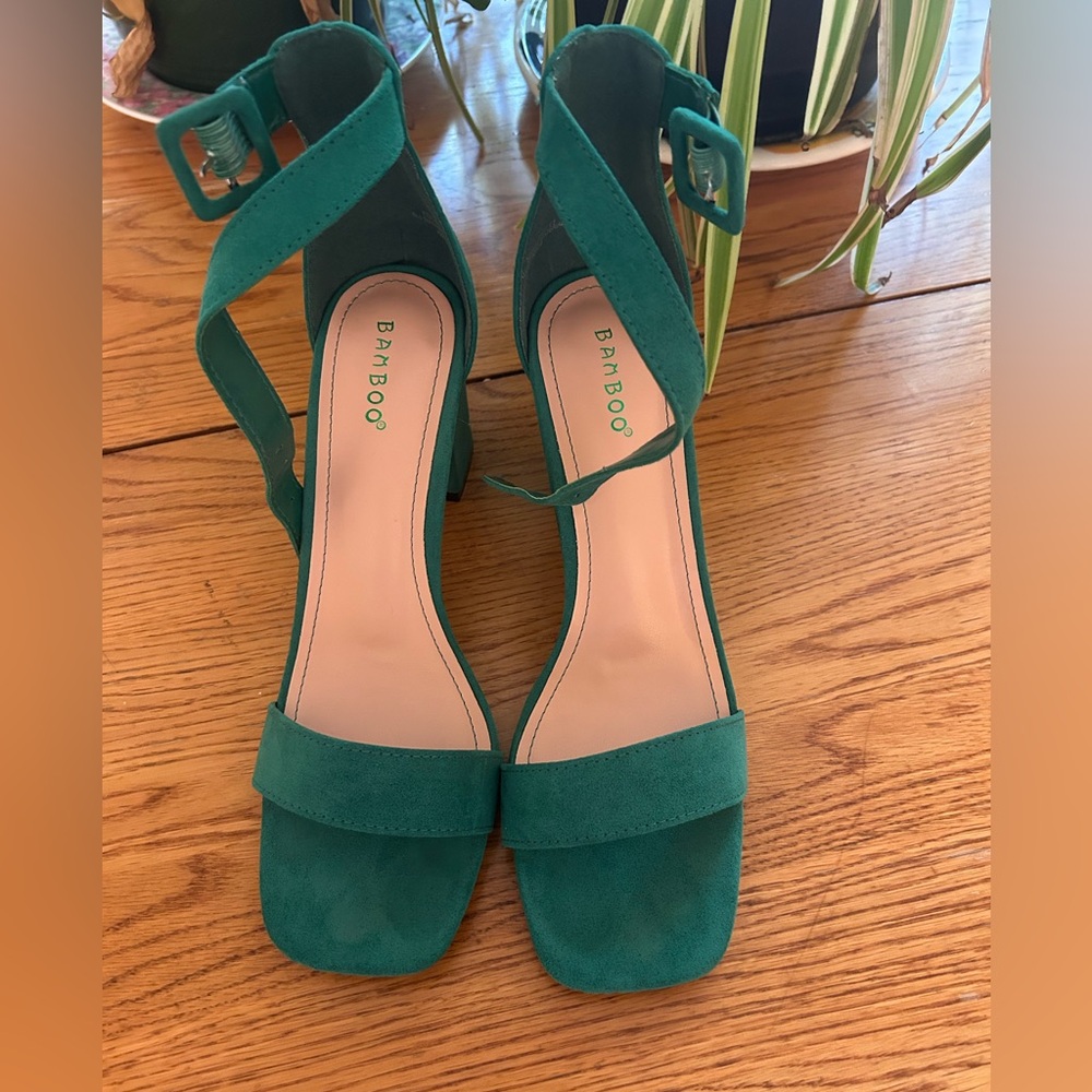 💚 Green 2.5 inch heel Bamboo shoes size 11 💚